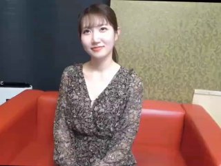 欧洲大学生在宿舍房间里被两个男人操